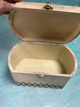 Load image into Gallery viewer, Horse Treasure Box Kit with Resin Horse, Decorative Transfers, Paints, Sealer, Brush and Instructional Video Link